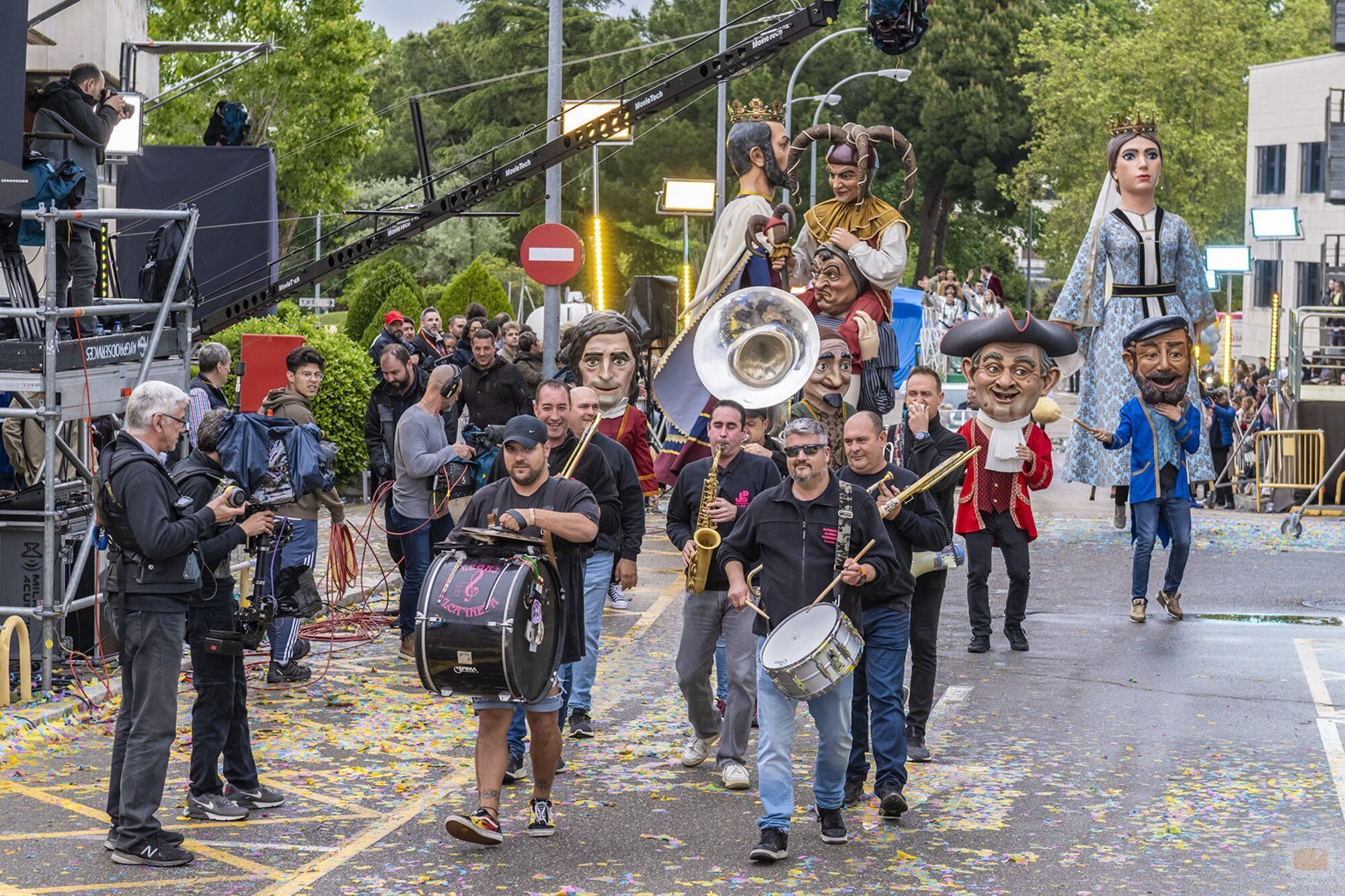 Gigantes y cabezudos en el desfile de 'La familia de la tele'