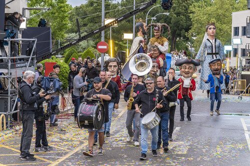 Gigantes y cabezudos en el desfile de 'La familia de la tele'