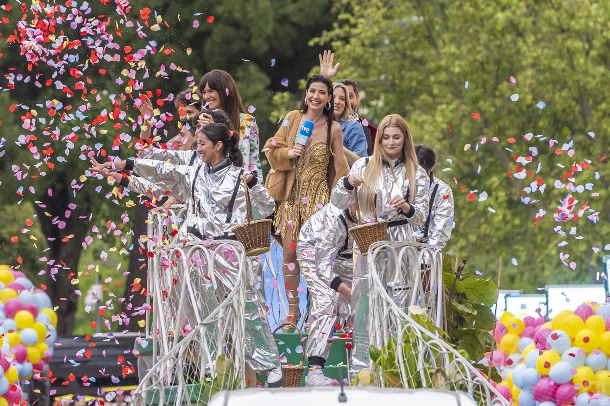Ares Teixidó encima de una carroza en 'La familia de la tele'