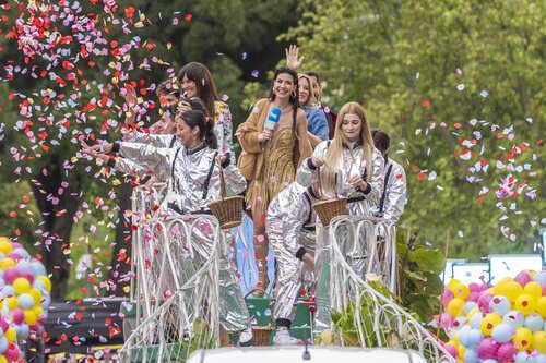 Ares Teixidó encima de una carroza en 'La familia de la tele'