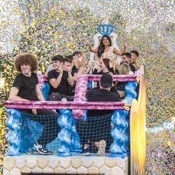 Isa Pantoja encima de una carroza en 'La familia de la tele'