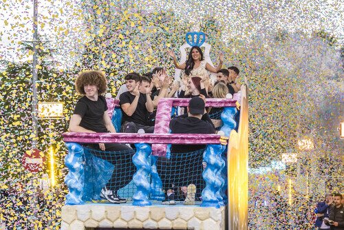 Isa Pantoja encima de una carroza en 'La familia de la tele'