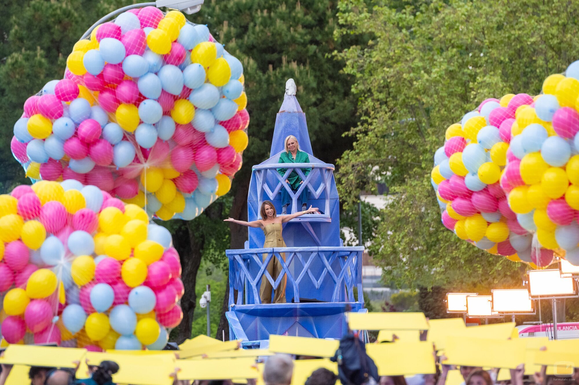 Belén Esteban y María Patiño llegan al desfile en carroza en 'La familia de la tele'