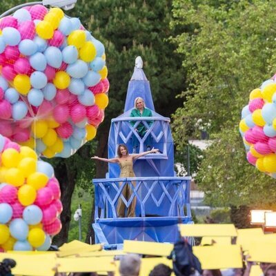 Belén Esteban y María Patiño llegan al desfile en carroza en 'La familia de la tele'
