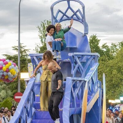 María Patiño y Belén Esteban en la carroza del desfile de 'La familia de la tele'