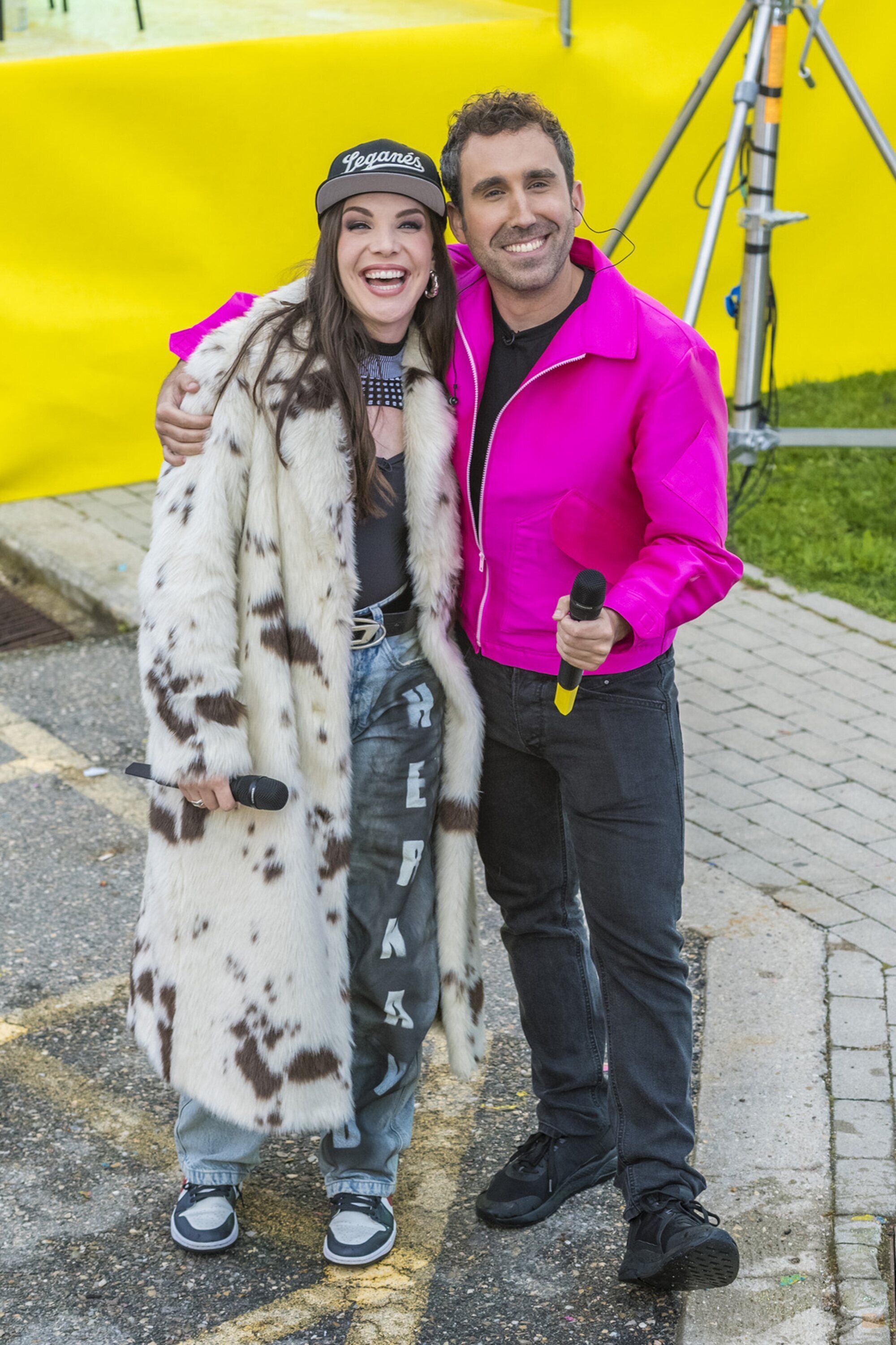 Inés Hernand y Aitor Albizua posan en el desfile de 'La familia de la tele'