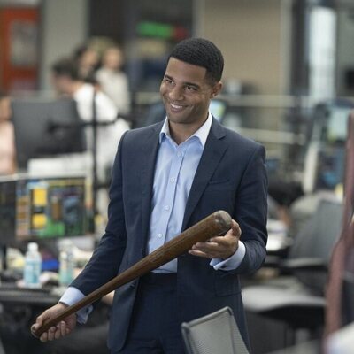 Alex Alomar Akpobome en el 2x01 de 'Industry'