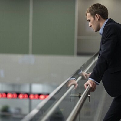 Harry Lawtey en 2x01 titulado 'Papi' de 'Industry'