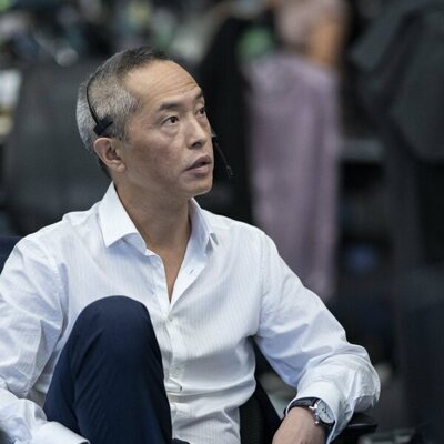 Ken Leung en el 2x01 de 'Industry'
