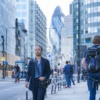 Still de Myha'la Herrold en 2x01 'Papi' de 'Industry'