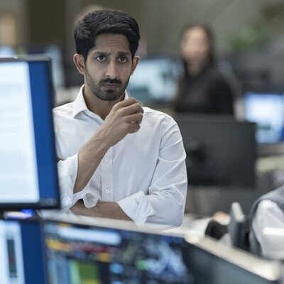 Sagar Radia en 2x02 titulado 'El Calamar Gigante' de 'Industry'