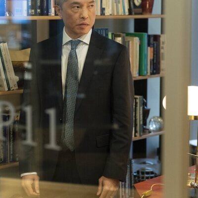 Ken Leung en 2x04 titulado 'Algunas Mujeres' de 'Industry'