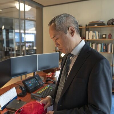 Foto de Ken Leung en Capítulo 4 titulado 'Algunas Mujeres' de 'Industry'