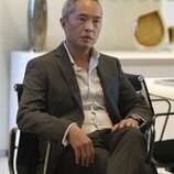 Imagen de Ken Leung en el 2x04 de 'Industry'