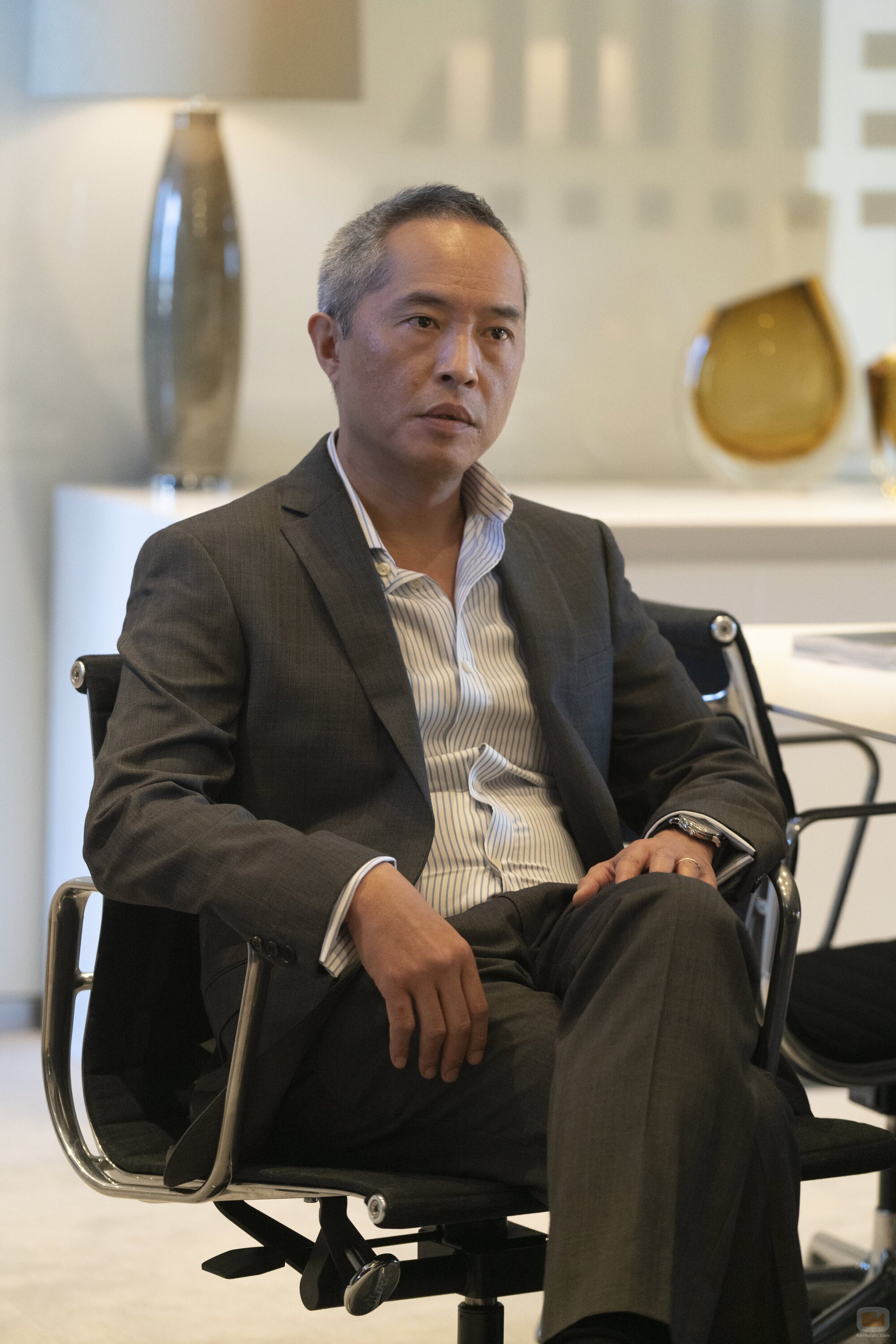 Imagen de Ken Leung en el 2x04 de 'Industry'