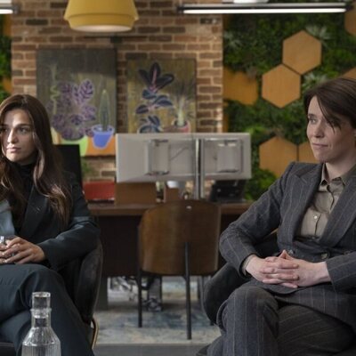 Marisa Abela y Caoilfhionn Dunne en Capítulo 5 titulado 'Temporada de Cocina' de 'Industry'