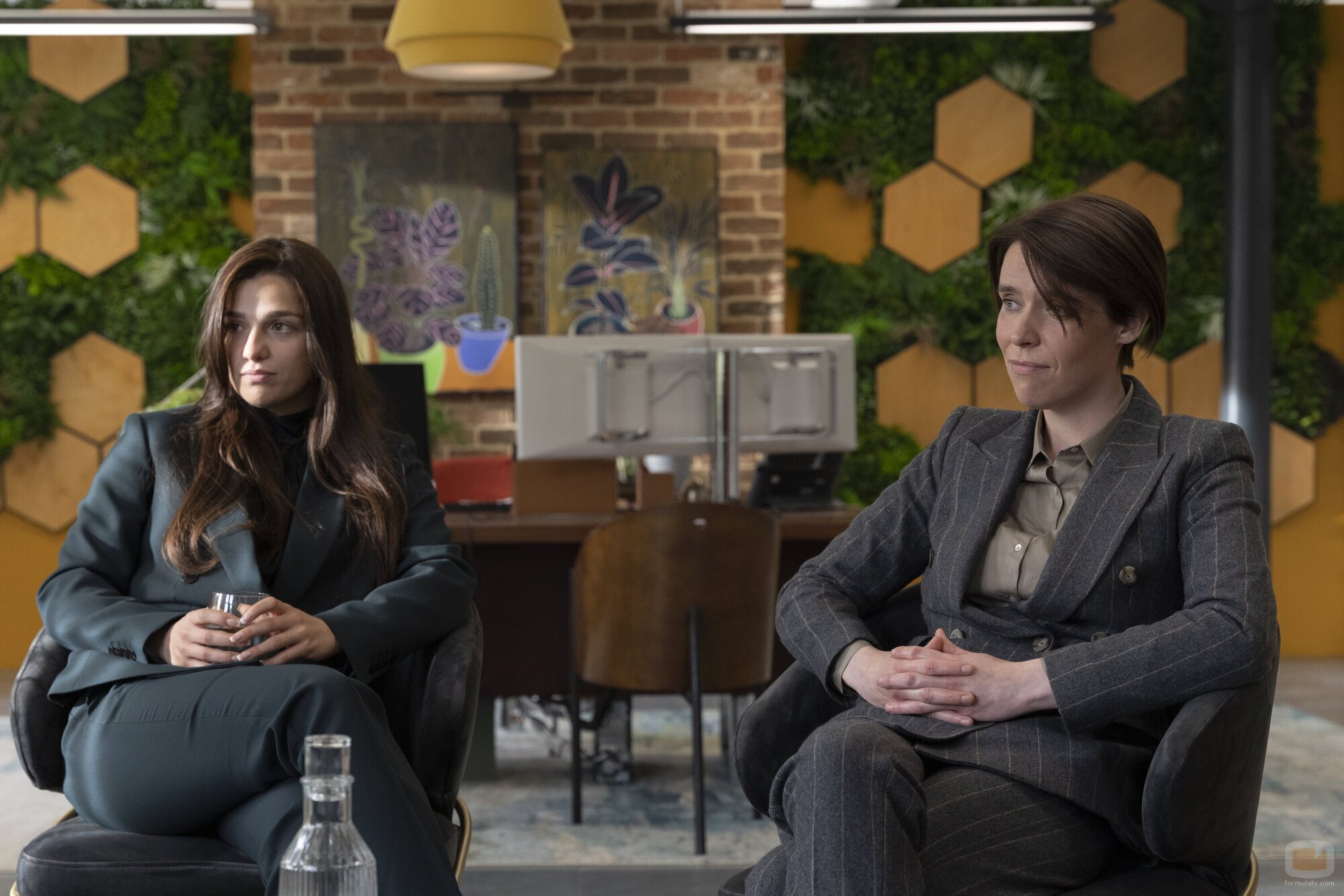 Marisa Abela y Caoilfhionn Dunne en Capítulo 5 titulado 'Temporada de Cocina' de 'Industry'