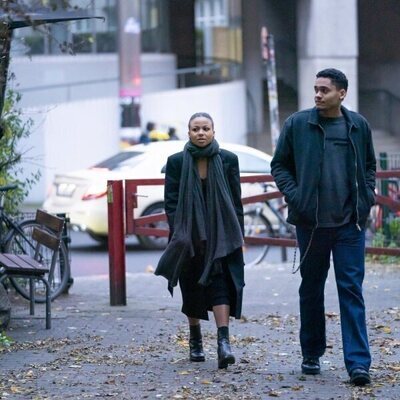Still de Adain Bradley y Myha'la Herrold en el 2x05 de 'Industry'