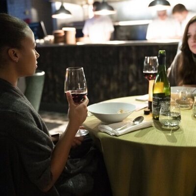 Marisa Abela y Myha'la Herrold en Capítulo 5 titulado 'Temporada de Cocina' de 'Industry'
