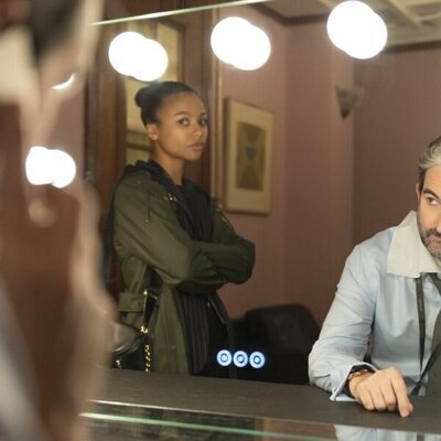 Jay Duplass y Myha'la Herrold en el 2x06 de 'Industry'