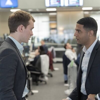 Harry Lawtey y Alex Alomar Akpobome en 'El lobo solitario y su cachorro' de 'Industry'