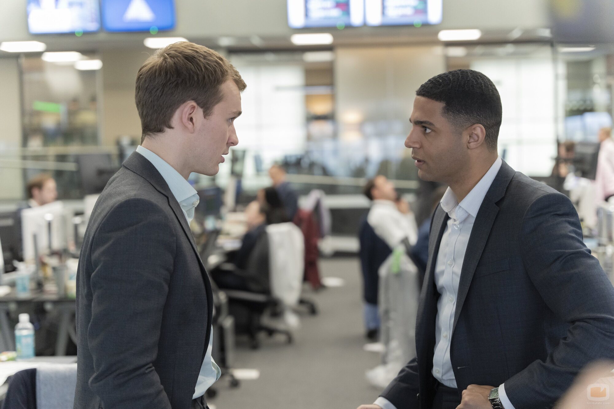 Harry Lawtey y Alex Alomar Akpobome en 'El lobo solitario y su cachorro' de 'Industry'