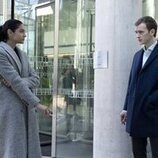 Harry Lawtey y Indy Lewis en 2x07 'El lobo solitario y su cachorro' de 'Industry'