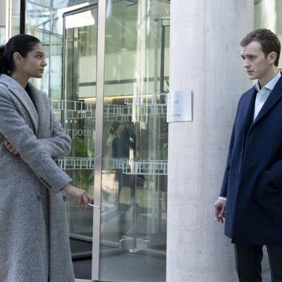 Harry Lawtey y Indy Lewis en 2x07 'El lobo solitario y su cachorro' de 'Industry'