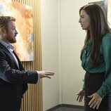 Marisa Abela y Conor MacNeill en 2x07 'El lobo solitario y su cachorro' de 'Industry'