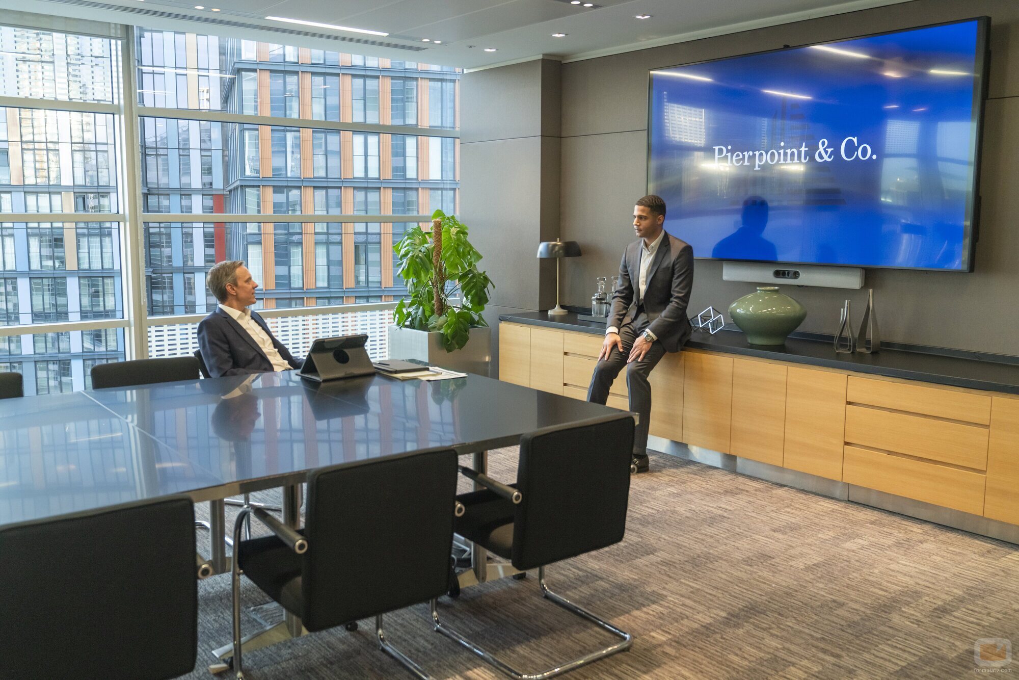 Alex Alomar Akpobome en Capítulo 7 titulado 'El lobo solitario y su cachorro' de 'Industry'