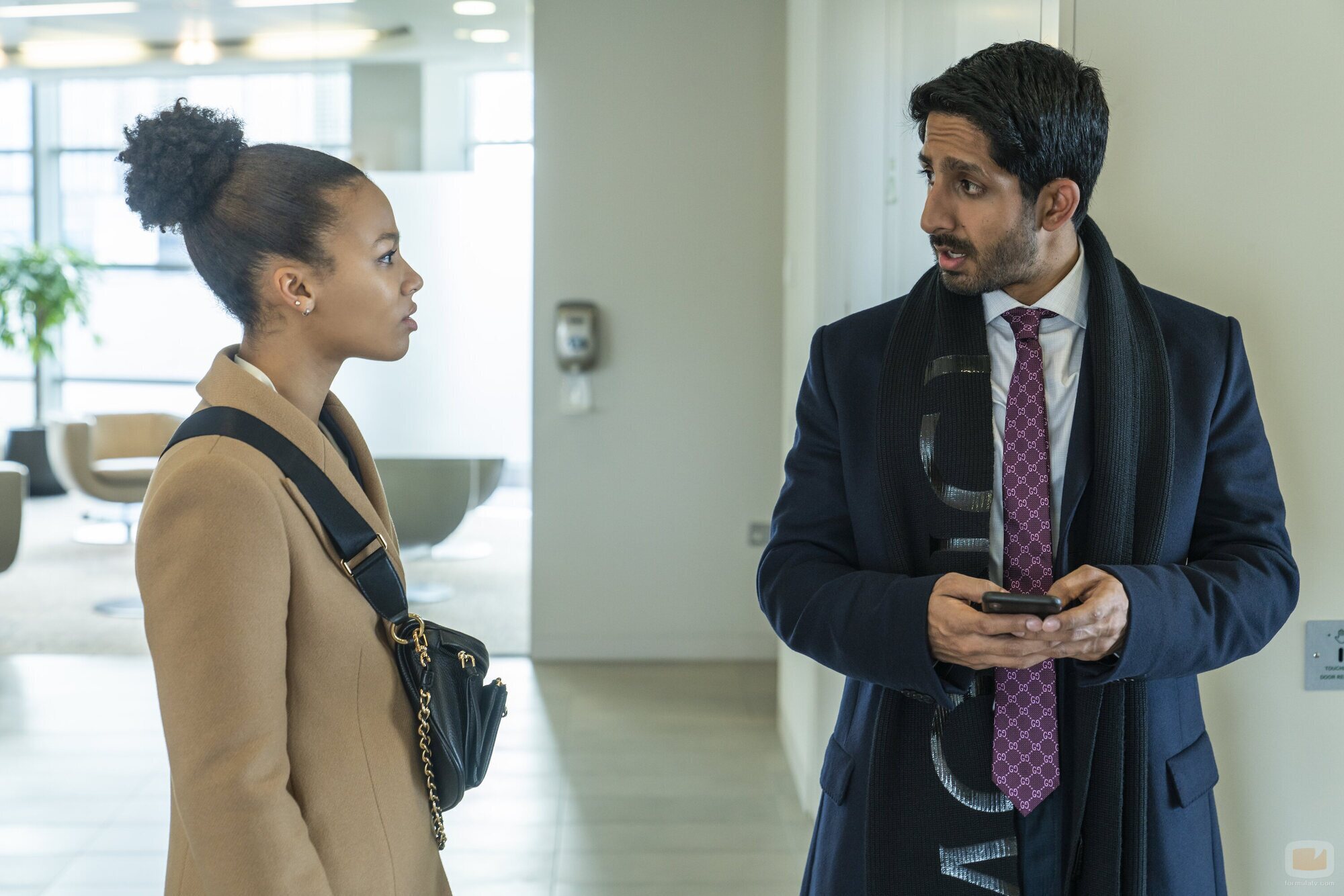 Myha'la Herrold y Sagar Radia en 2x07 'El lobo solitario y su cachorro' de 'Industry'