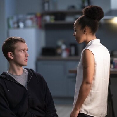 Harry Lawtey y Myha'la Herrold en el 2x08 de 'Industry'