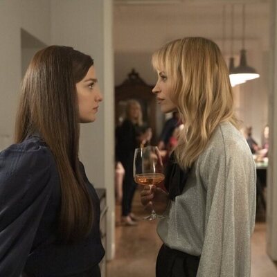 Marisa Abela y Katrine De Candole en 2x08 'Jerusalén' de 'Industry'