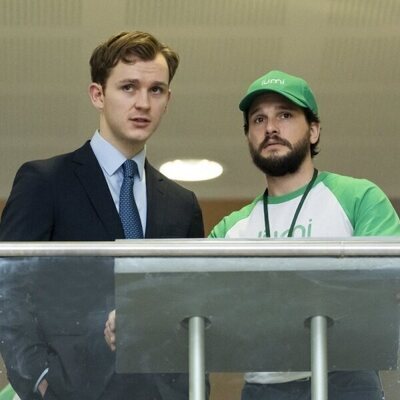 Kit Harington y Harry Lawtey en 3x01 titulado 'A Quien Madruga, Dios le Ayuda' de 'Industry'