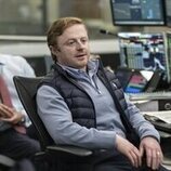 Conor MacNeill en 3x01 titulado 'A Quien Madruga, Dios le Ayuda' de 'Industry'