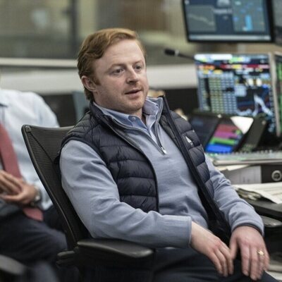 Conor MacNeill en 3x01 titulado 'A Quien Madruga, Dios le Ayuda' de 'Industry'