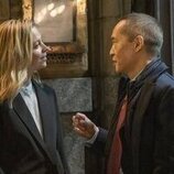 Ken Leung y Fiona Button en el 3x01 de 'Industry'