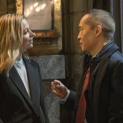 Ken Leung y Fiona Button en el 3x01 de 'Industry'