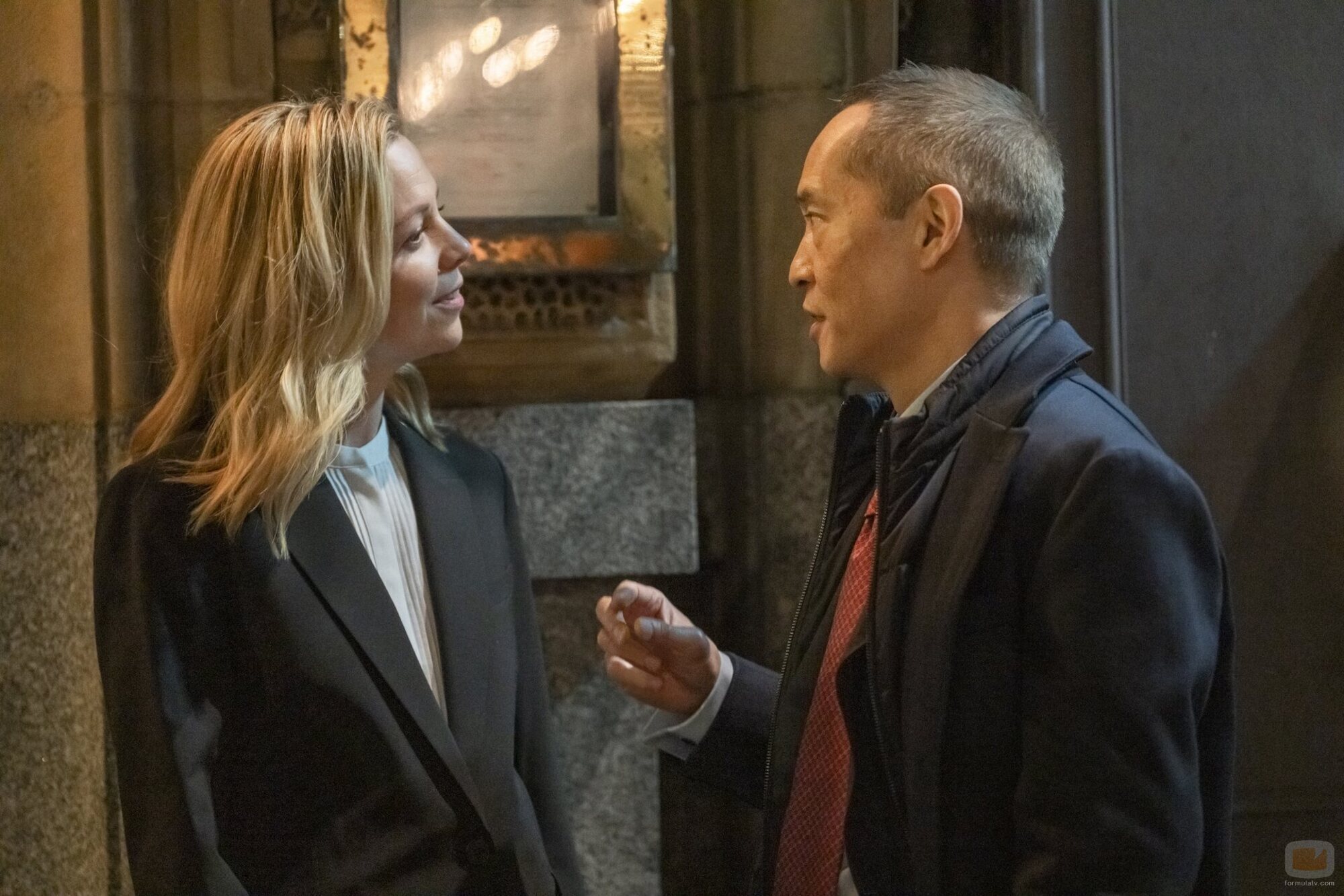 Ken Leung y Fiona Button en el 3x01 de 'Industry'