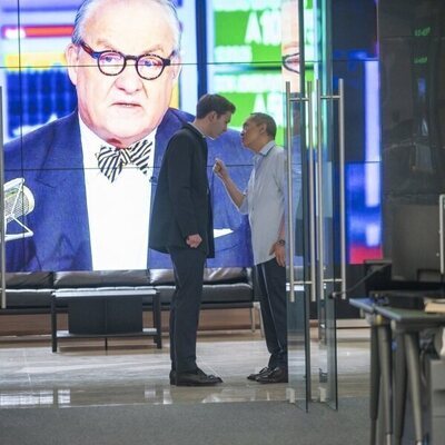 Ken Leung y Harry Lawtey en el 3x01 de 'Industry'