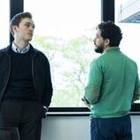 Kit Harington y Harry Lawtey en 'A Quien Madruga, Dios le Ayuda' de 'Industry'