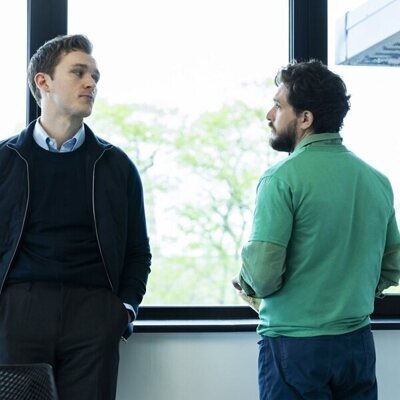 Kit Harington y Harry Lawtey en 'A Quien Madruga, Dios le Ayuda' de 'Industry'