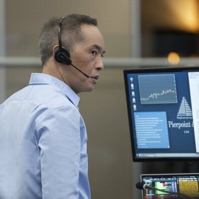 Ken Leung en Capítulo 2 titulado 'Humo y Espejos' de 'Industry'
