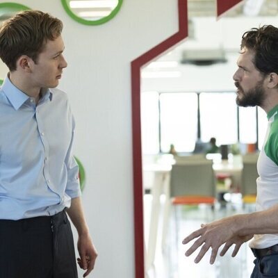 Kit Harington y Harry Lawtey en 'Humo y Espejos' de 'Industry'