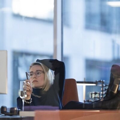 Sarah Goldberg en 3x02 titulado 'Humo y Espejos' de 'Industry'