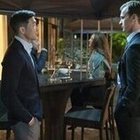 Joel Kim Booster y Harry Lawtey en 3x03 titulado 'Cambio Climático' de 'Industry'