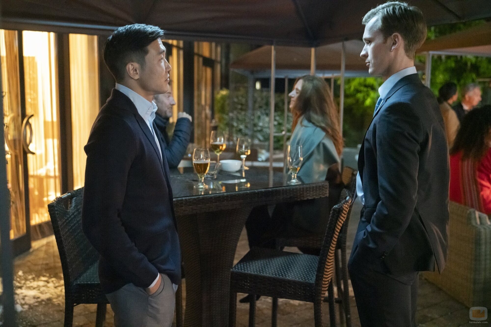 Joel Kim Booster y Harry Lawtey en 3x03 titulado 'Cambio Climático' de 'Industry'