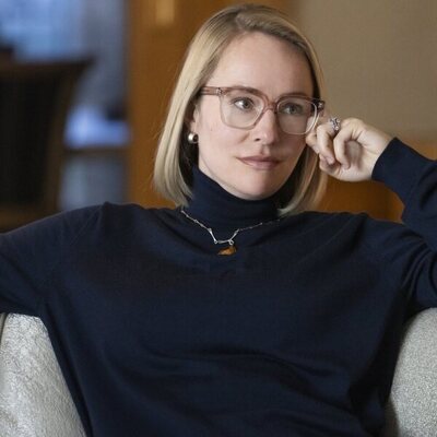 Sarah Goldberg en 3x03 'Cambio Climático' de 'Industry'