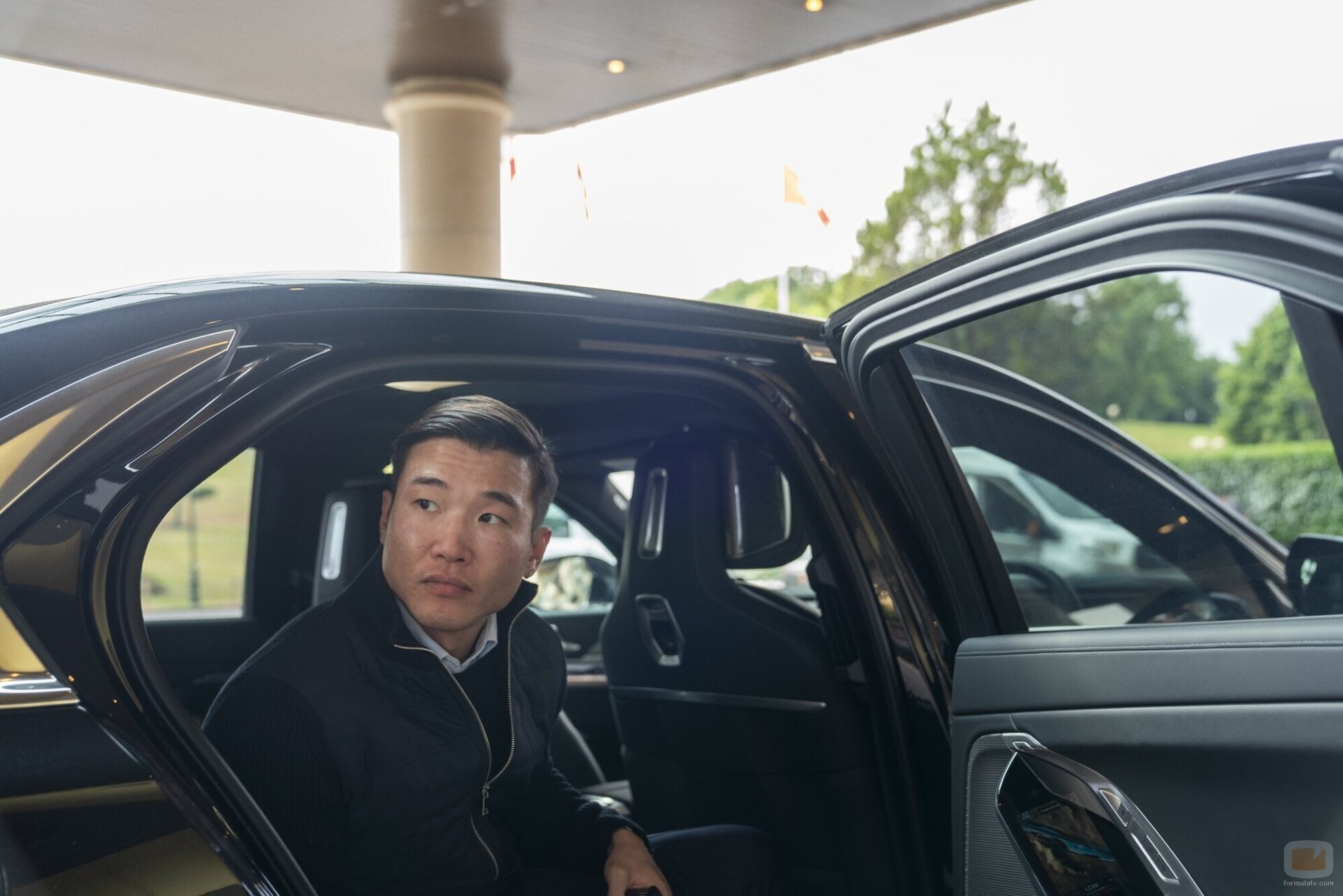 Joel Kim Booster en 3x03 titulado 'Cambio Climático' de 'Industry'