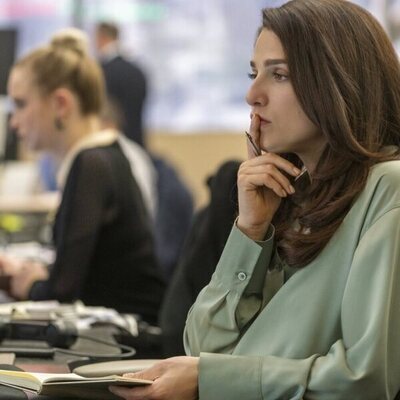 Marisa Abela en el 3x04 de 'Industry'